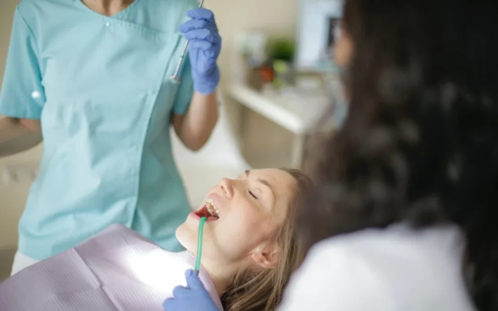 How Dentists Spot Cracks Woking